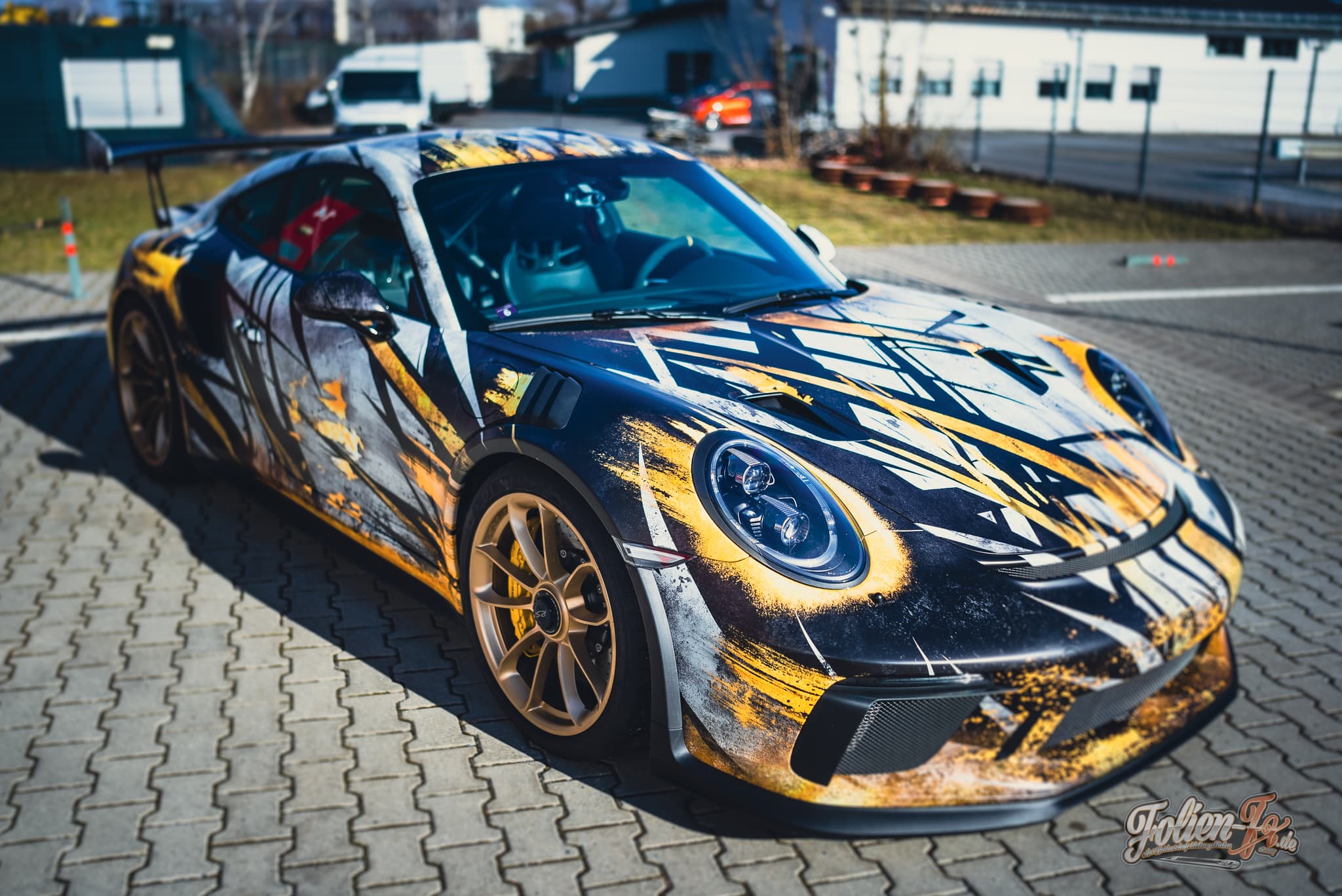 Porsche golden accents livery