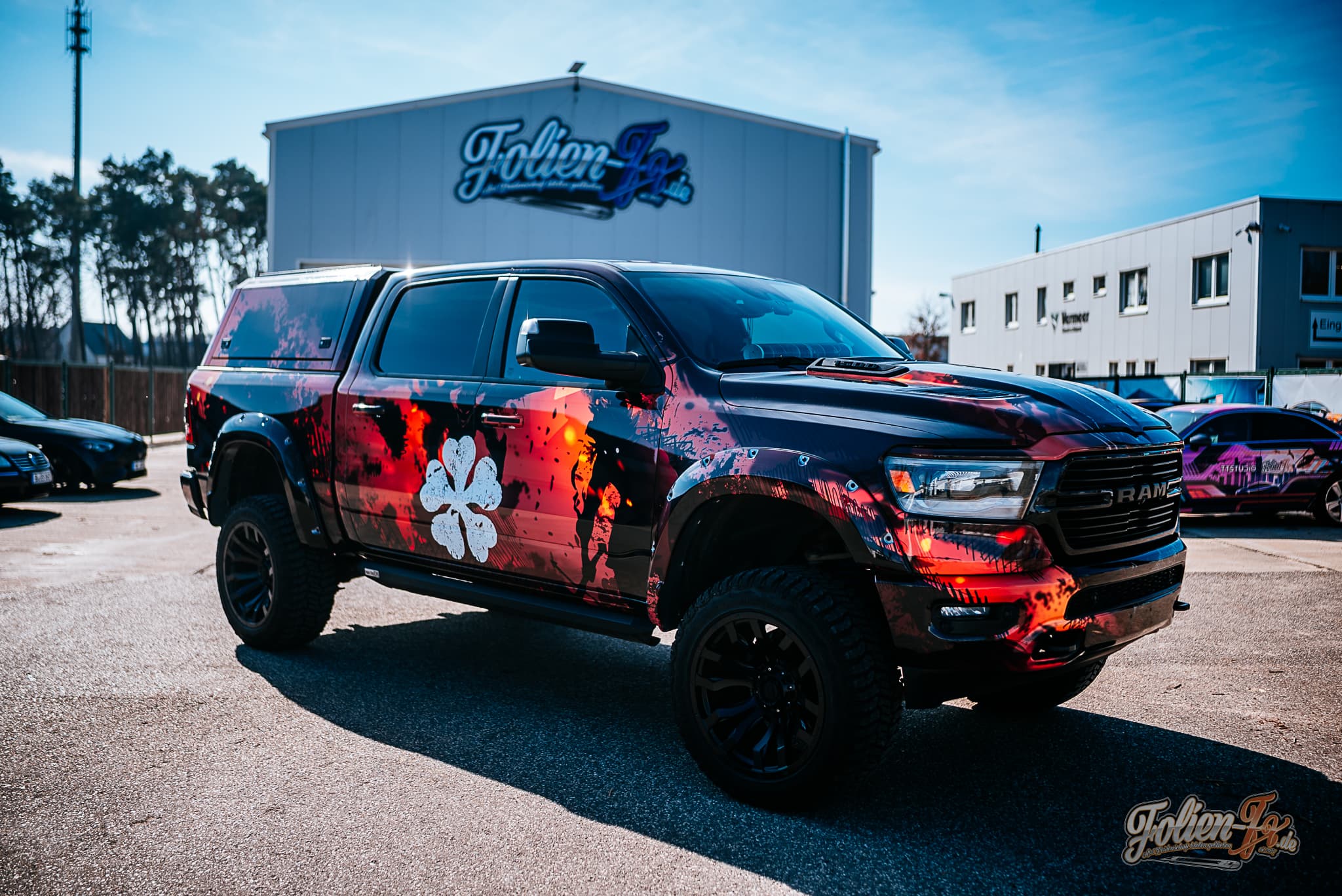 Dodge RAM im Two-Face-Buddha-Design
