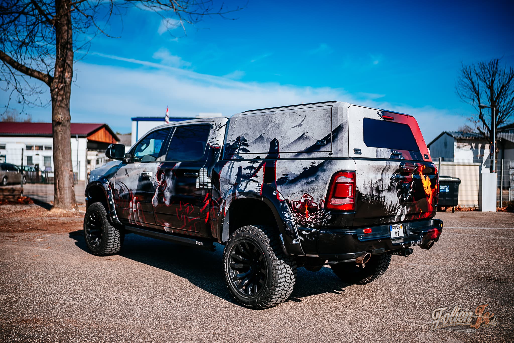 Dodge RAM im Two-Face-Buddha-Design