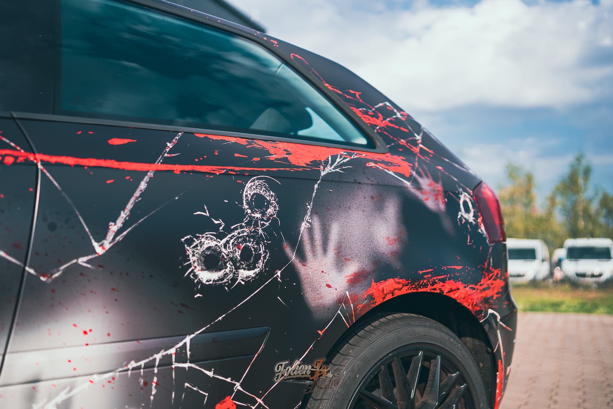 Bloody broken glass Audi — Bild 3